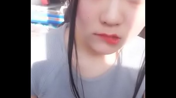 Em gái cute khoe cái lồn đẹp chịch với trai